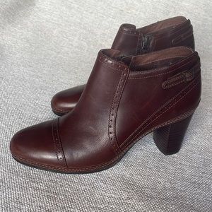 Clarks Artisan Collection women's leather block heel zippered booties buckle